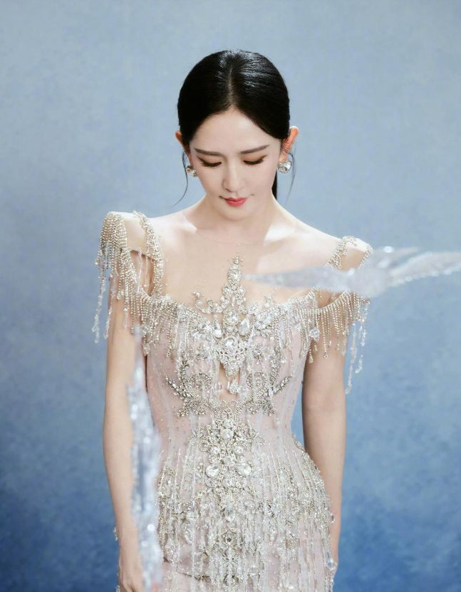 何炅没想到张杰也没有想到谢娜明明已经44岁，是已婚三孩的妈了，却还要到处奔工