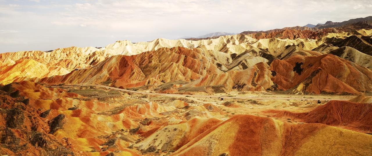 国庆后自驾青甘大环线，七彩丹霞我们选择了368一人（3人起）的深度游，当天天气阴