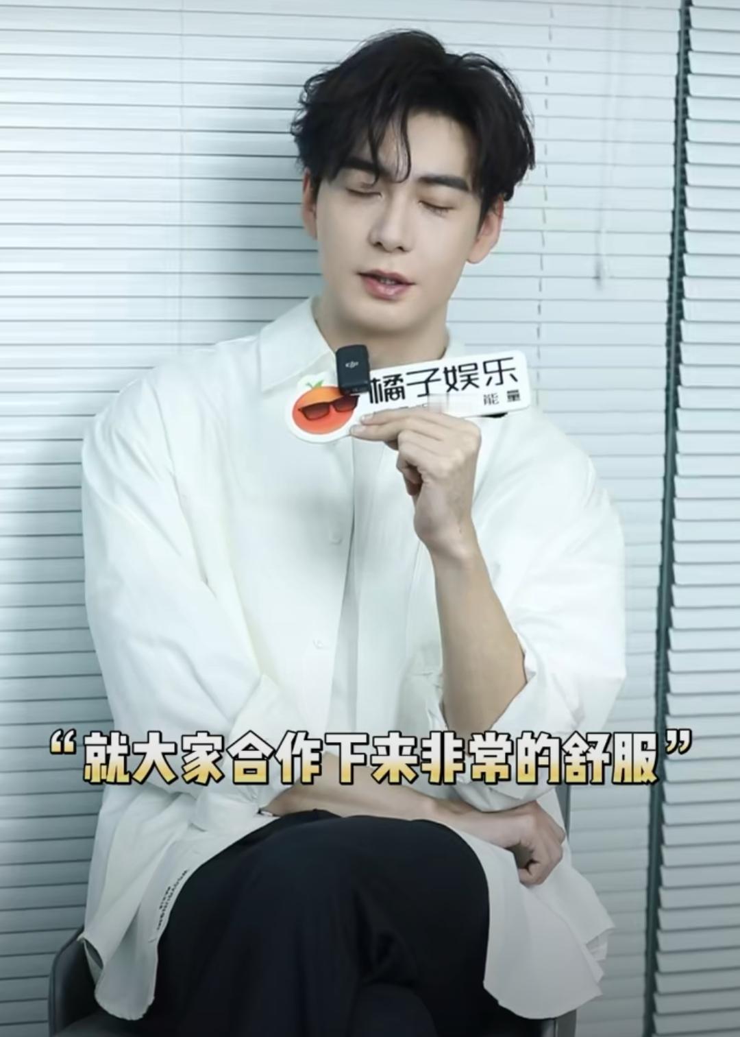 热巴拍戏剪到手藏伤痛，细节里藏着演员的敬业底色合作采访里陈星旭曝热巴拍戏细