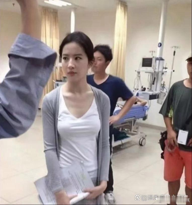 刘亦菲很喜欢素颜出行，没有彩妆的修饰，五官依旧精致耐看，纯天然的长相，越看越有魅