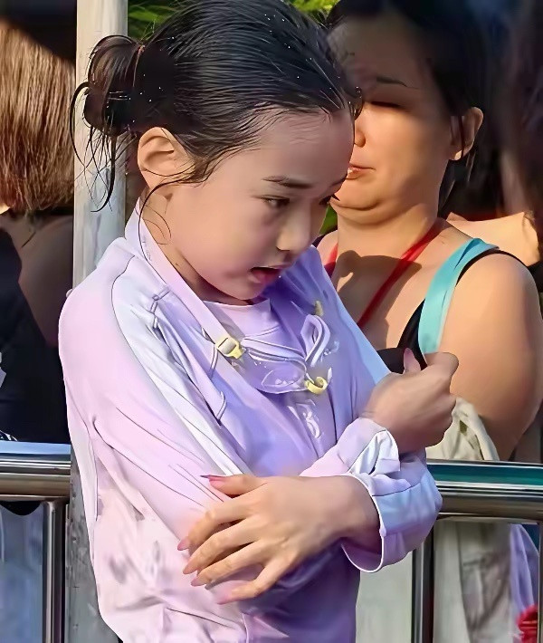 9岁小酒窝做这么长的美甲吗?娃这手看着都有点不像她这个年龄的啊？董璇高云翔不管的