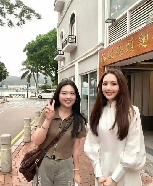 郭碧婷和素人合拍，看的出状态很好，一点也不像生了俩娃的妈​​​