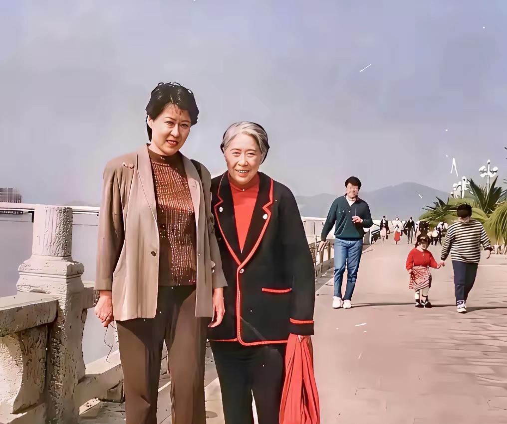 1990年，刘亭亭与母亲王光美的合影照，娘俩儿太像了。
