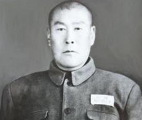 1942年，游击队长甄凤山半夜趁女战士熟睡之时，潜入到她的房间，而原因竟是她从不