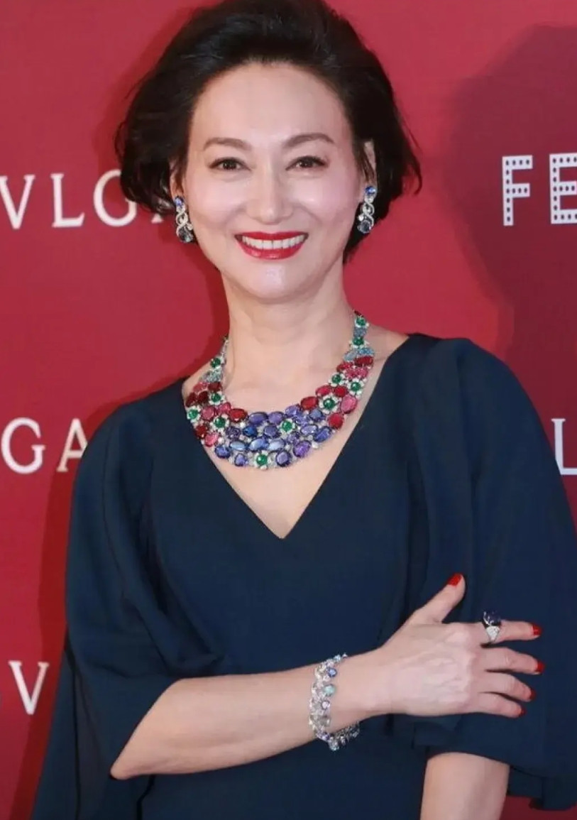65岁惠英红还是这么带劲啊!《无限超越班》耍红缨枪，直接把我帅晕了，刘涛看得眼睛