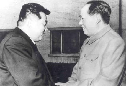 1954年，金日成派人送来24箱苹果给毛主席，主席收到后让拿给警卫团享用，然而当