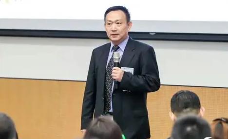 说得在理！凡是妻儿亲属都移居海外之人，理应全部调离公职机关与事业单位。倘若不先清