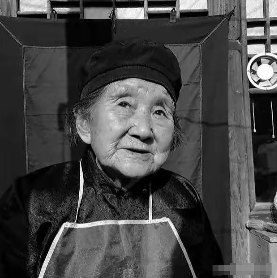 1984年，一个84岁的老太太来到政府接待处，对工作人员说：“我要捐款24亿！”