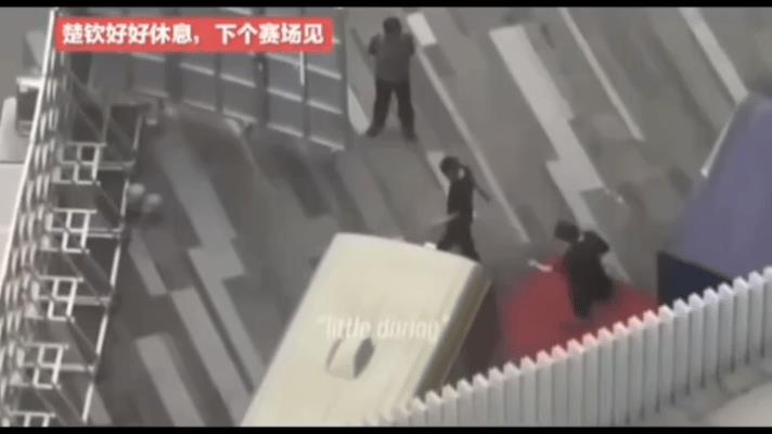王楚钦安全抵达北京！一早厦门出发~头头一大早厦门出发回北京，北京正下着大雨冒雨