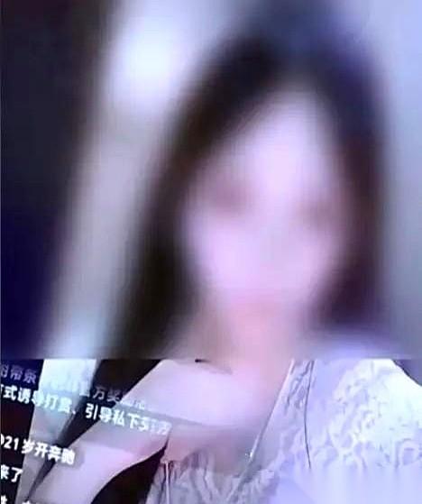 云南一个男人，两年给网恋女主播花了30多万，俩人一分手，男的直接把她告了，要求全