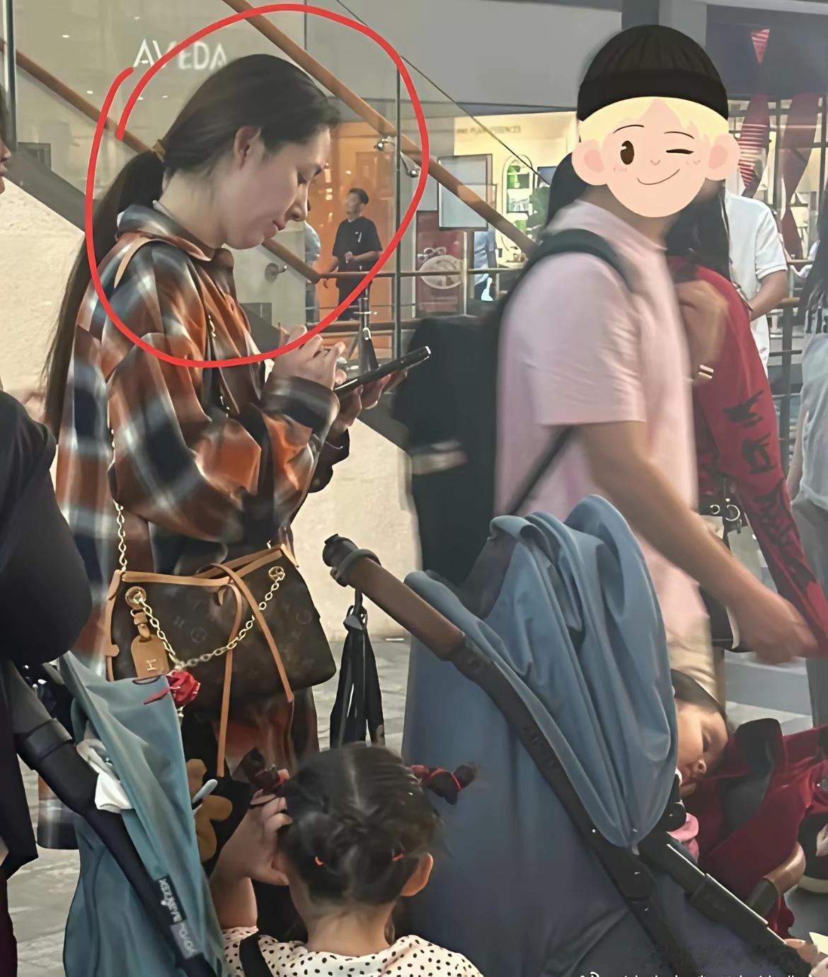42岁的郭碧婷素颜现身童装店，为女儿细心挑选衣服，被网友偶遇拍下。她一身休闲装扮