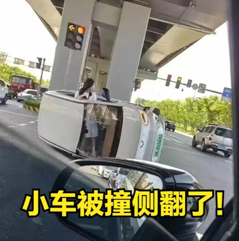 我看网上传，一个漂亮的姑娘驾驶五某mini在宁波某某大道被后面车辆追尾，五某mi