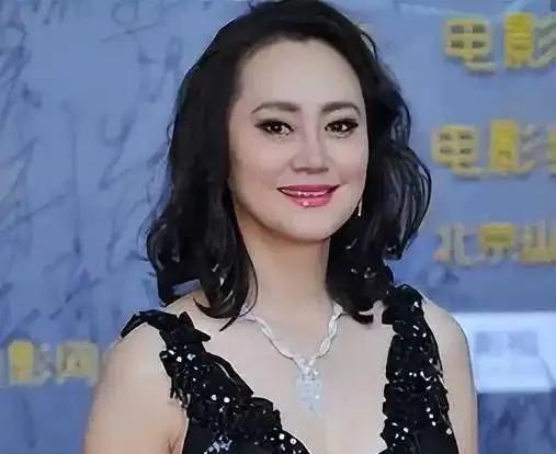 从影后到“负心人”！她抛重病丈夫嫁豪门，如今过得怎样？21岁那年，她和大自己