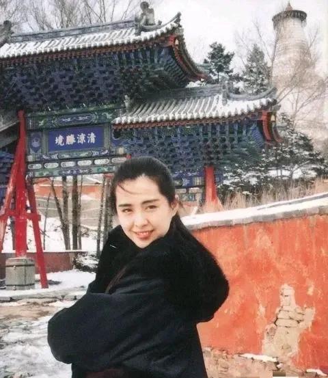 王祖贤在五台山的一组照片，美人和雪好配啊。#王祖贤#