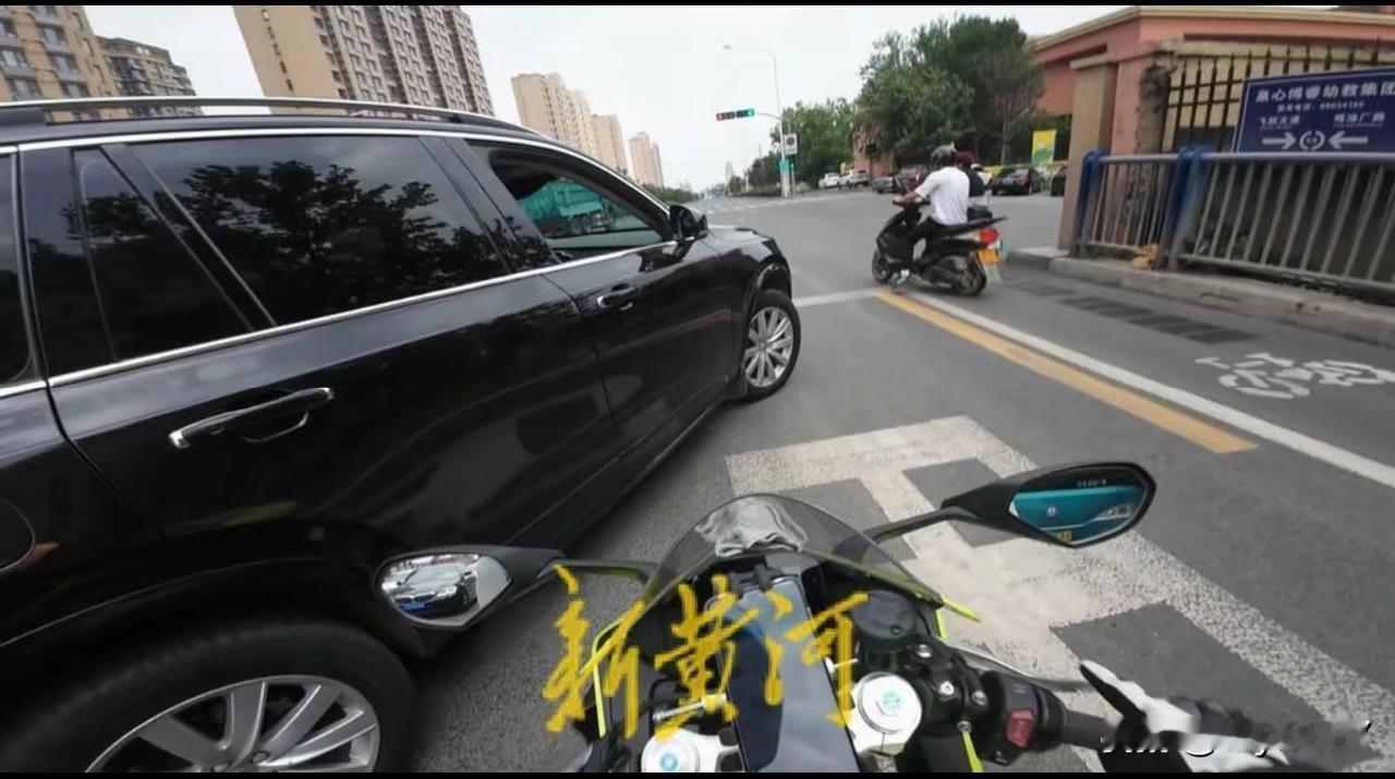 2023年7月16日下午，一段涉及一辆越野车和一名摩托车骑手的冲突视频在网络上广