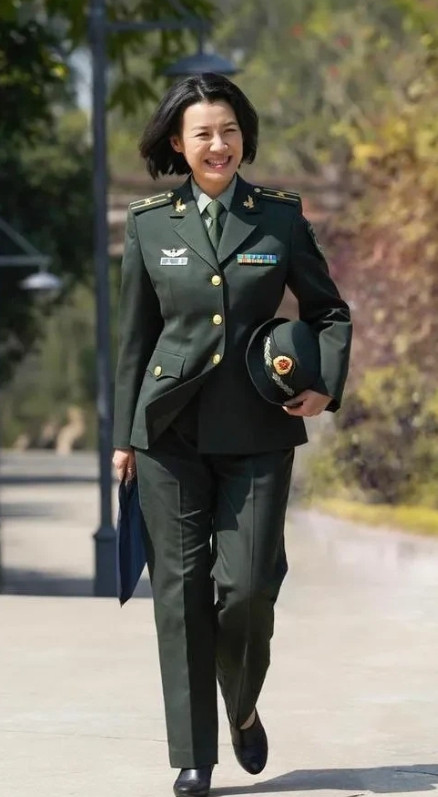 这一名演员，说不上漂亮吧，论长相她没有梅婷耐看，但论演技她可比梅婷和张延强。记得
