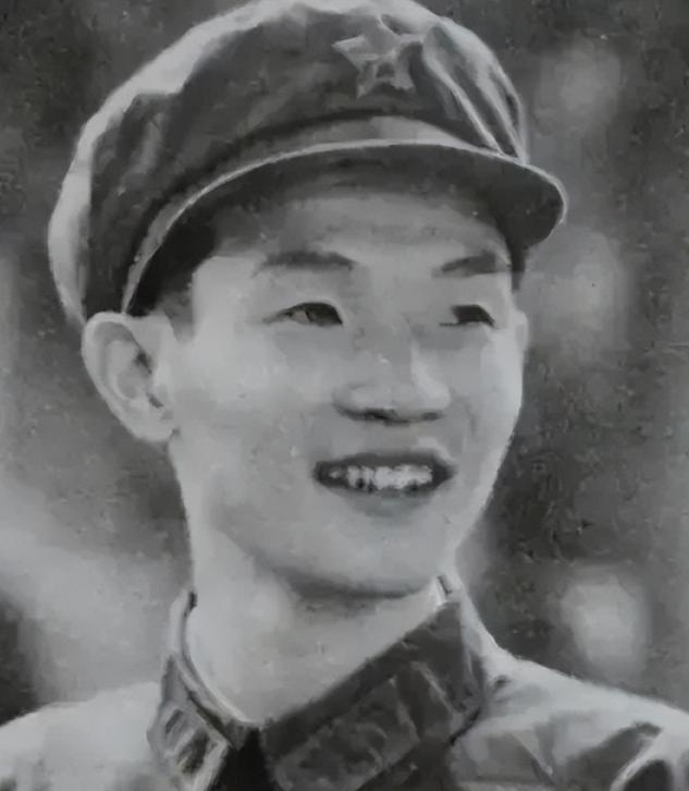 1979年，越战英雄何学高被两名越军死死抱住，千钧一发之际，何学高为了不当俘虏，