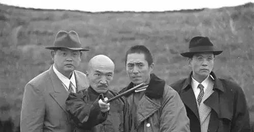 瞧这状态，真让人惊叹巩俐的好身材与精气神！据海外网友透露，她已完全融入国外生活。