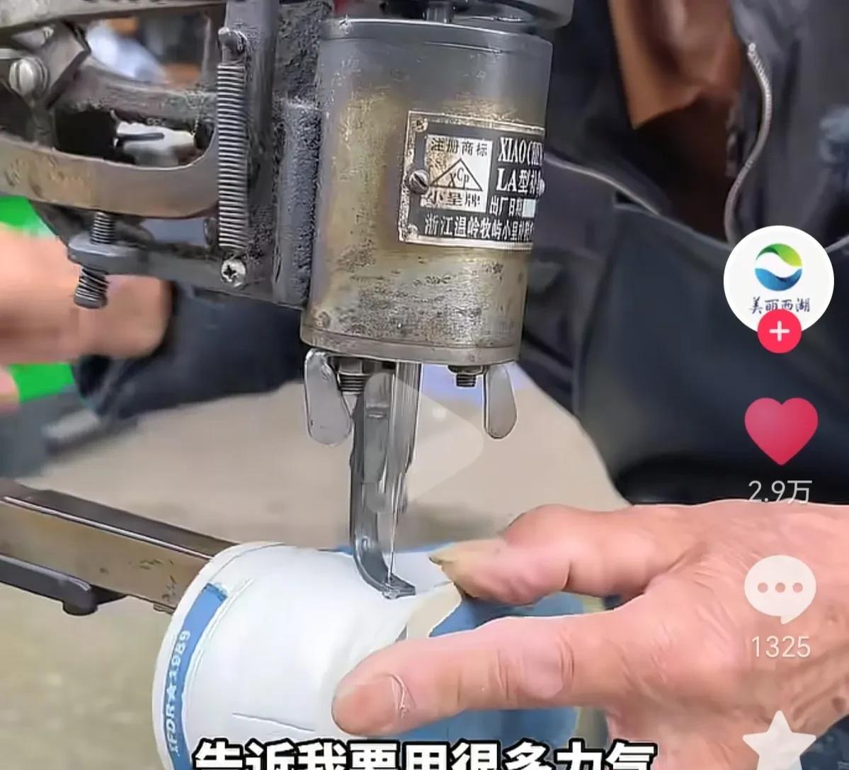 真是狠狠的心疼了！近日，山东，一个男生的鞋子坏了，不舍得扔，找路边修鞋的大爷