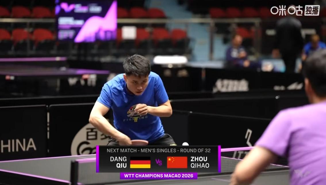 陈幸同3-0拿下米特勒姆的时候，周启豪则是在后台抓紧时间热身，给启豪做陪练的是