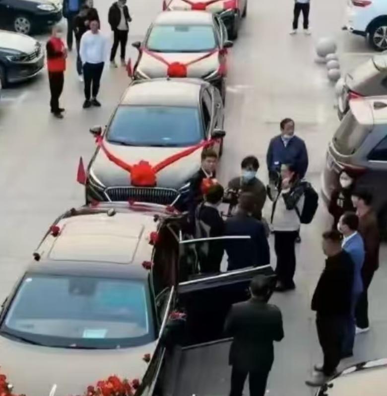 太过分了！北京一新郎花26600元租8辆婚车，迎完亲，准备回酒店办结婚仪式时，司