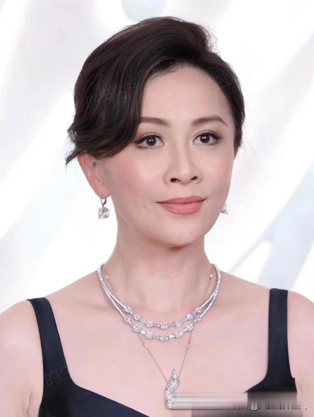 1990年，刘嘉玲被绑架失踪3小时后，失魂落魄地回来说：只抢了一千现金和手表。第