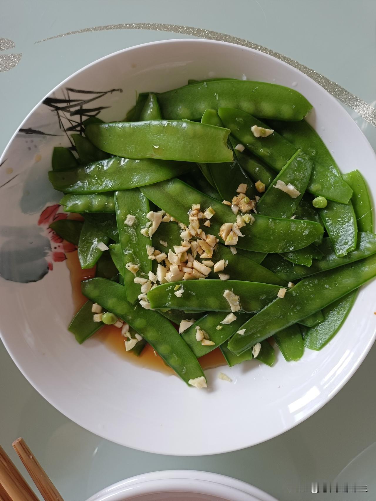 今天中午没做饭，吃昨天剩下的包子，上午去市里了，昨天剩下的包子，今天带过去，我也