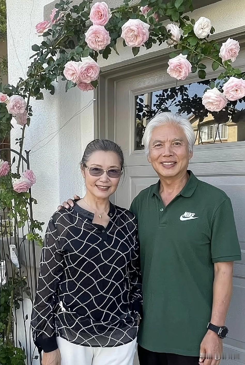 姜黎黎夫妇定居国外，豪宅门前合影。整个人优雅的老去，一点都不在乎自己的容貌。