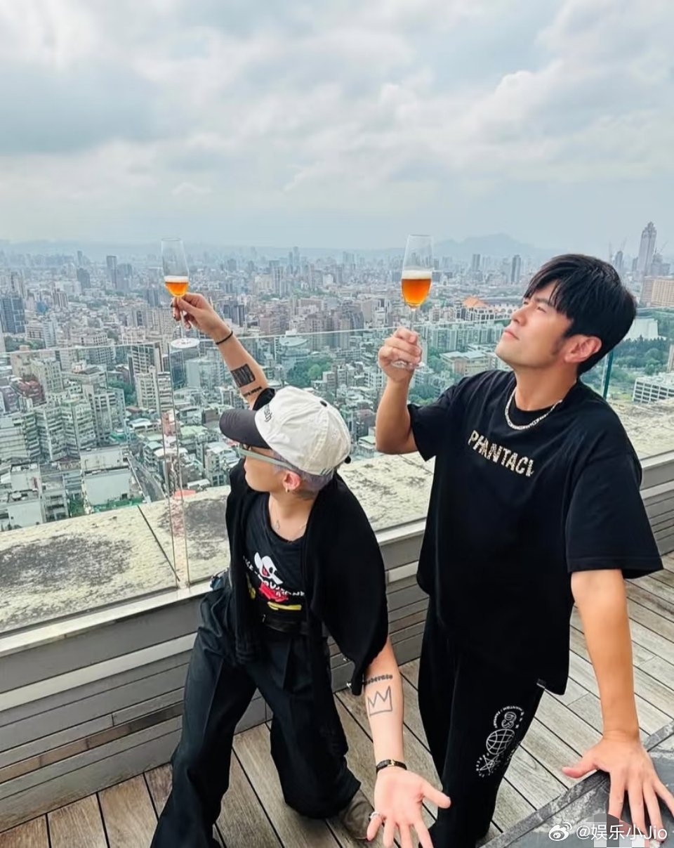 周杰伦权志龙合照，而且这还是周杰伦自己的家。。。不要让韩流越来越嚣张的人和最嚣张