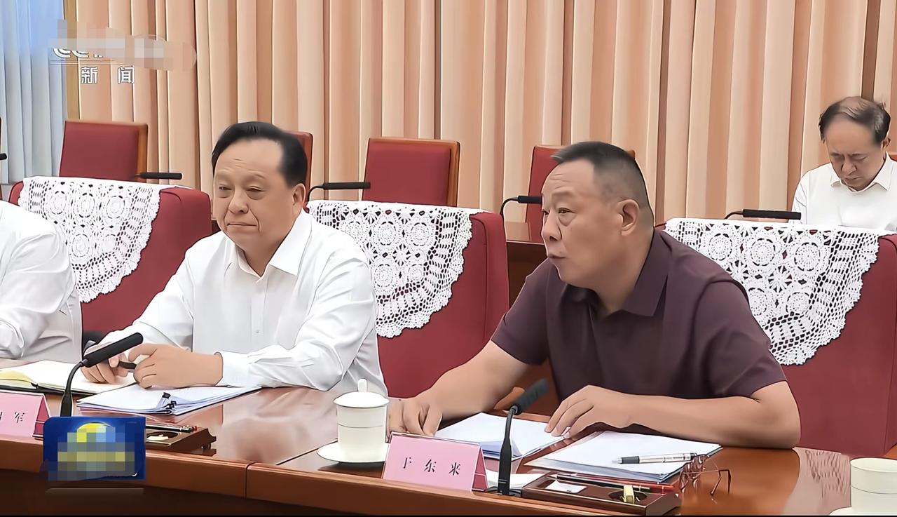 我朋友和于东来是一个小区的，看到于东来参加央视的会議，他悄悄跟我说，于东来这个人