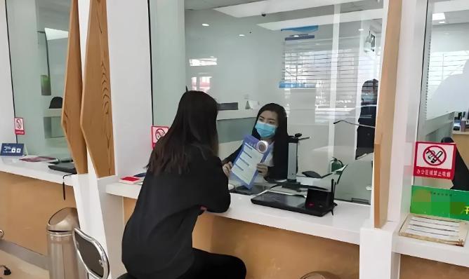 “傻女人！”2024年，女子离婚后带儿子回娘家，由于没有收入来源，导致信用卡还不