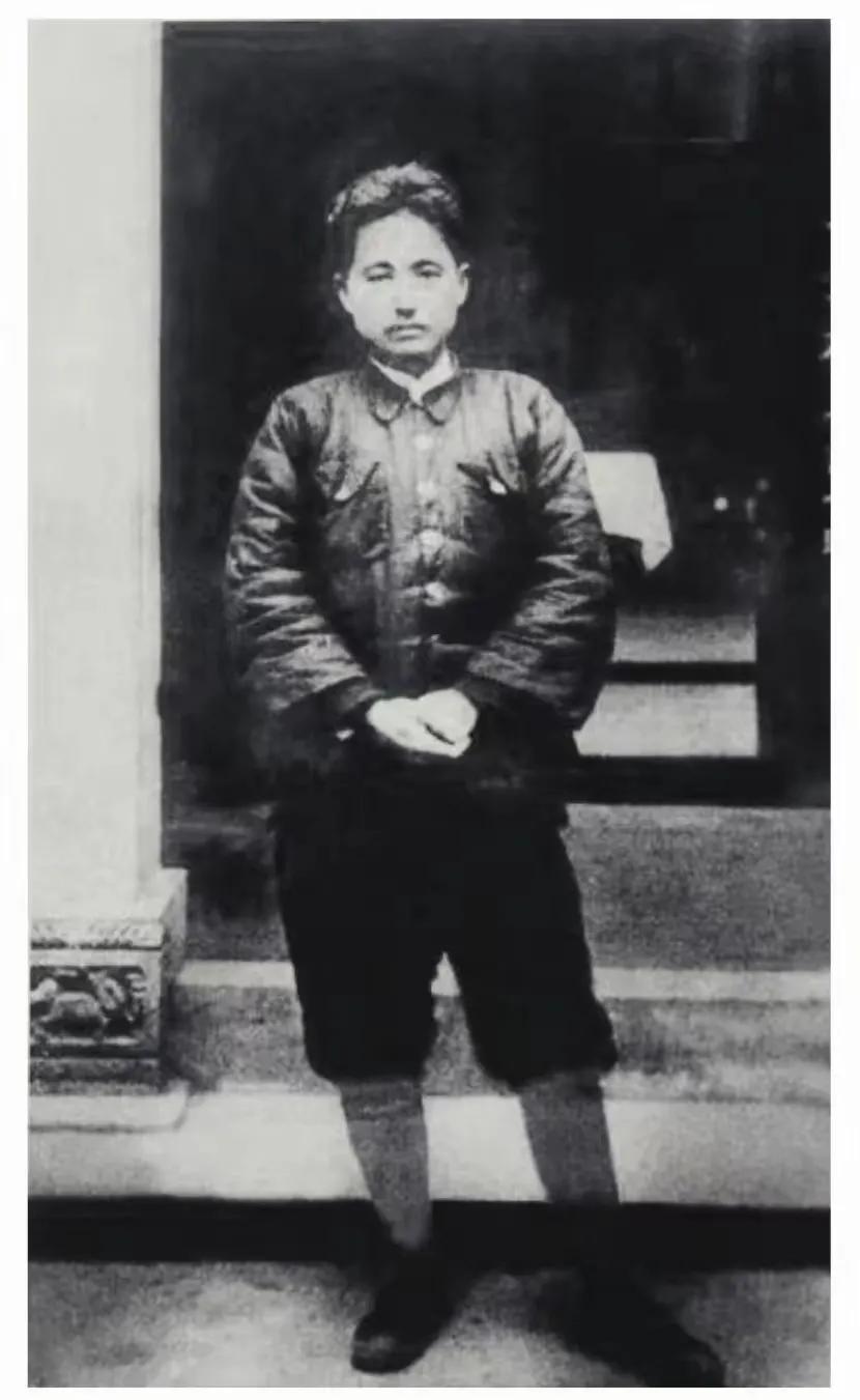 这是摄影家汪惟炎1963年在敌伪档案中找到的照片，这也是方志敏在怀玉山被捕后拍的