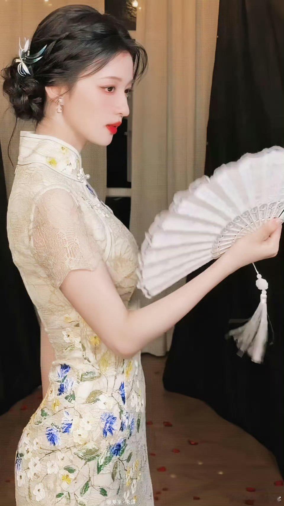 王楚然青花瓷成精了青花流转间，是古典与现代的完美碰撞。王楚然这身旗袍将曲线勾勒