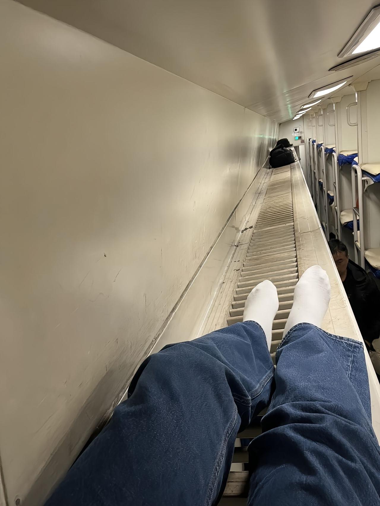 说实话，活了三十多年，我也是第一次解锁这个“特殊位置”。刚才发给朋友看，他们没一