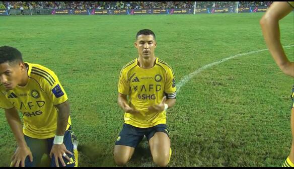 为什么总有人说C罗的名气大于实力其实很简单，看过罗踢球的都知道，除了在禁区蹲坑吃