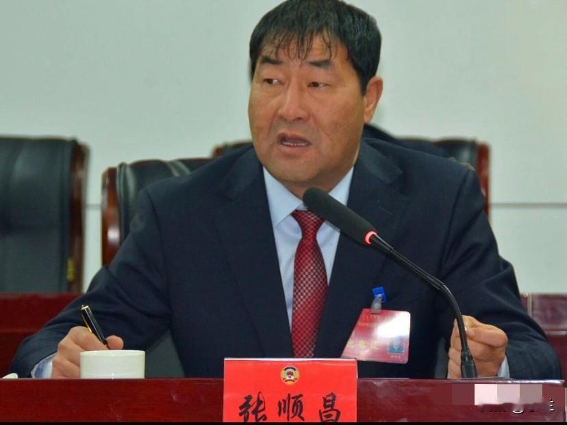 巴彦淖尔市的张顺昌61岁上了热搜！他是内蒙古杭锦后旗人，有着本科文凭，长期在家乡