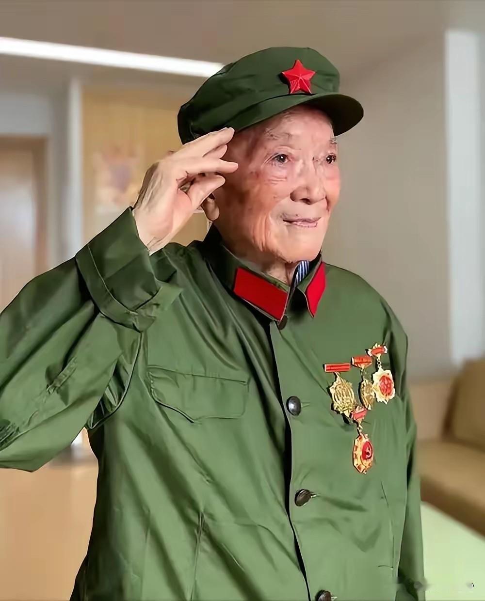 1979年，廖汉生在成都翻干部花名册，看到向轩的名字，行政16级。他问，你七岁参
