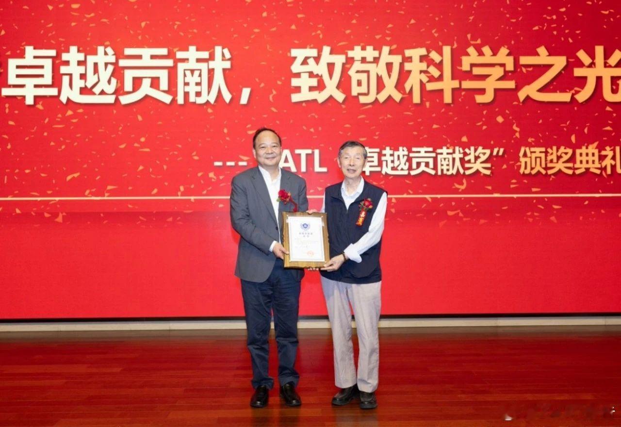 宁德时代为陈立泉院士颁发“卓越贡献奖”6月12日，宁德时代为中国工程院院士、中国