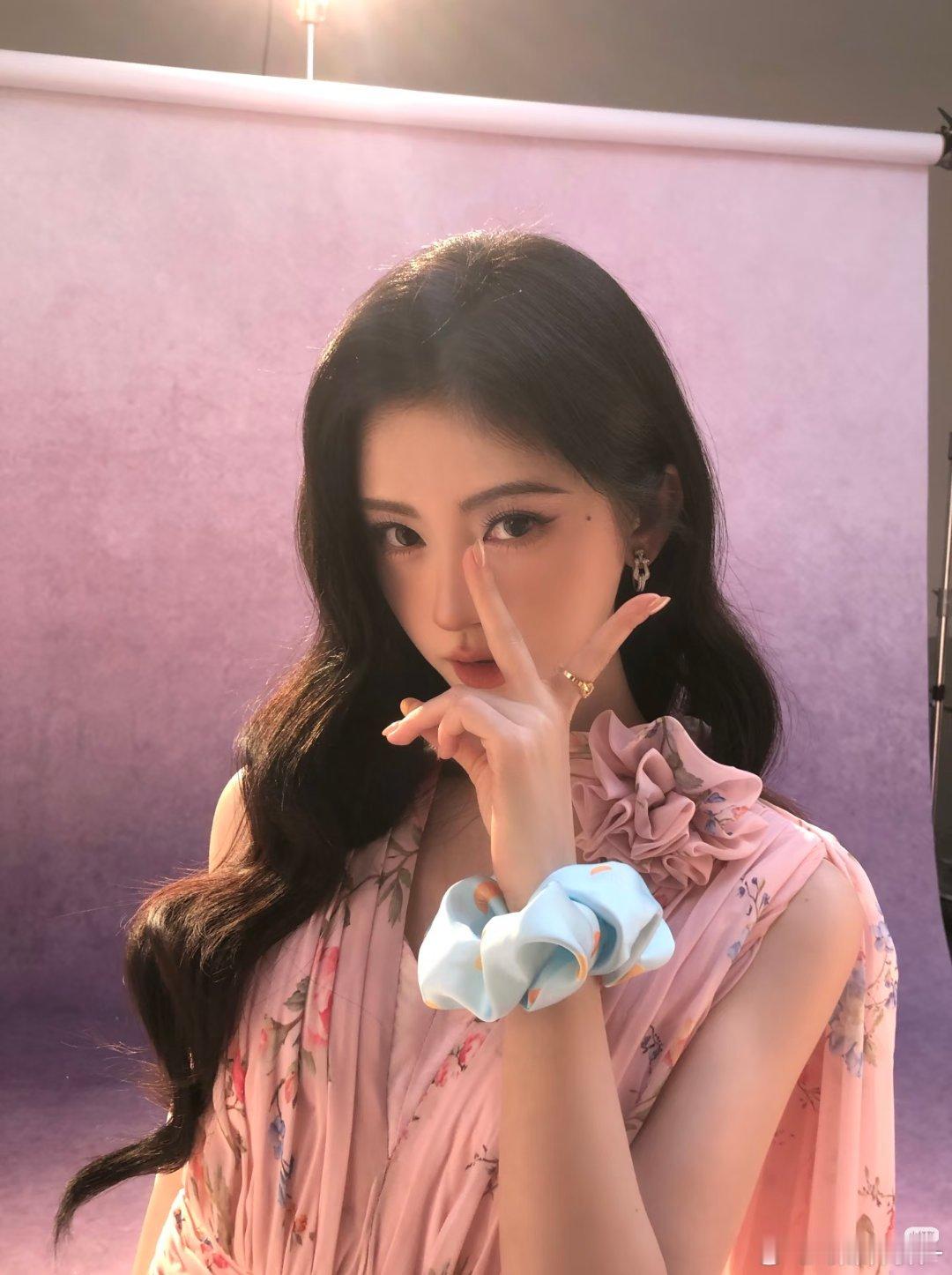 真的会感慨，鞠婧祎真的越来越厉害了[吐舌头眯眼睛笑]​​​
