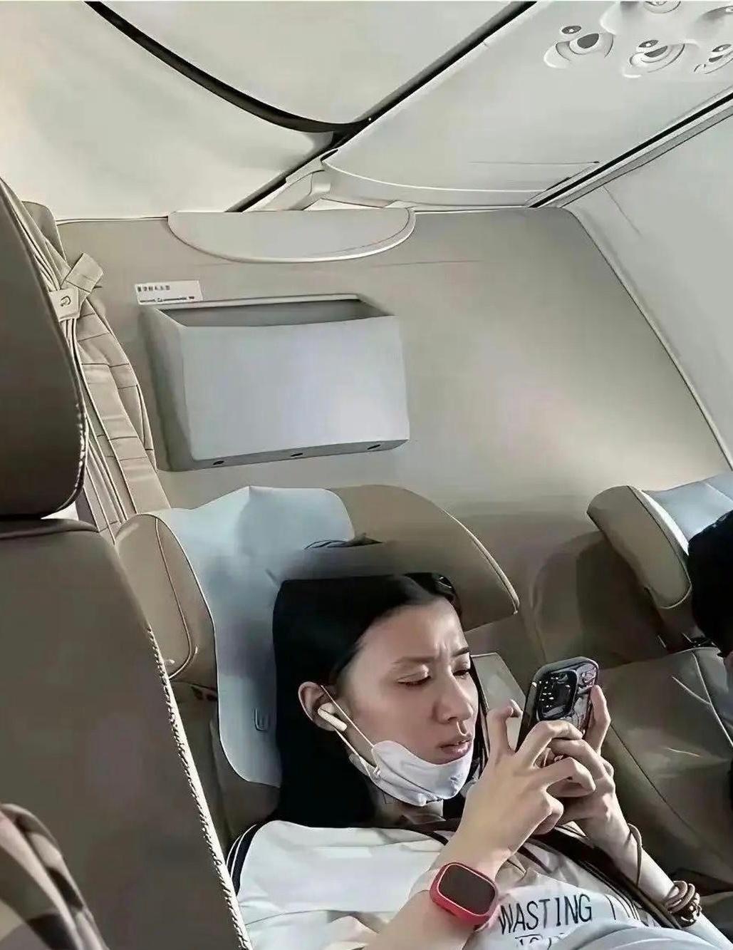 好家伙，不得不承认王楚然的底子真是太好了，素颜状态和带妆几乎看不出什么分别，肌肤