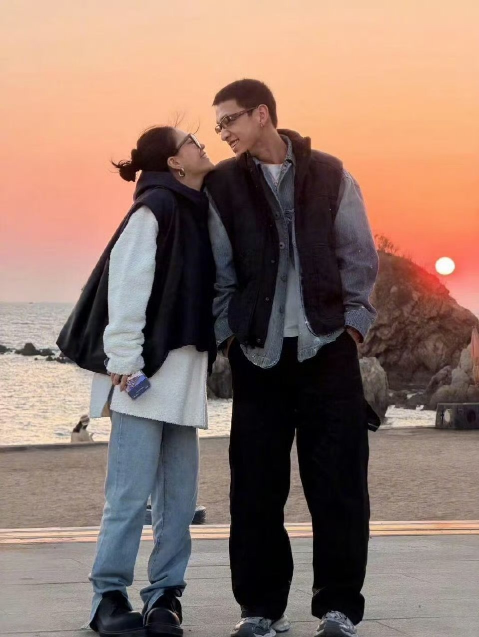 李嘉格新恋情曝光！有人发现姐在朋友圈晒了新男友，姐终于谈了帅哥了！恭喜恭喜呀！