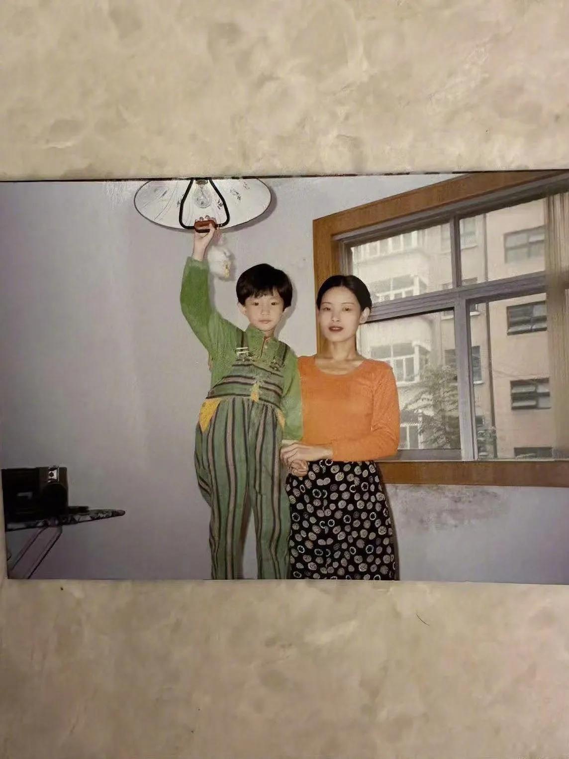 难得一见，小时候的李一桐乖巧可爱，妈妈漂亮有气质。近期，李一桐晒出了自己小时