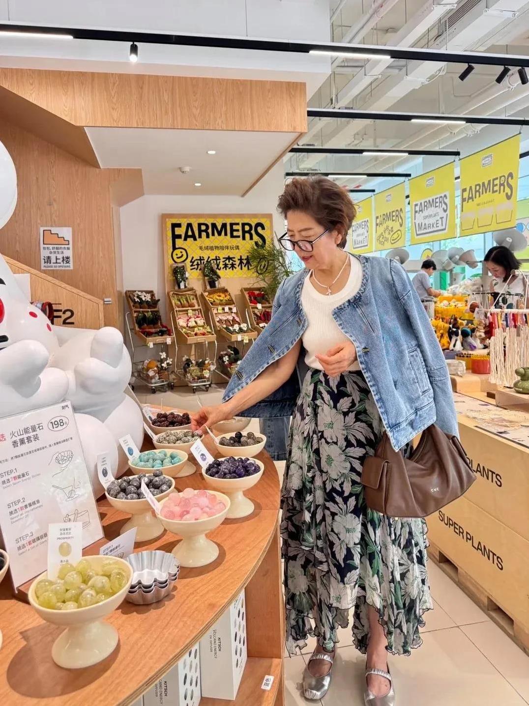 昨天逛商场遇见一位60岁左右的阿姨大夏天披一件厚牛仔外套我盯着她看了好半天