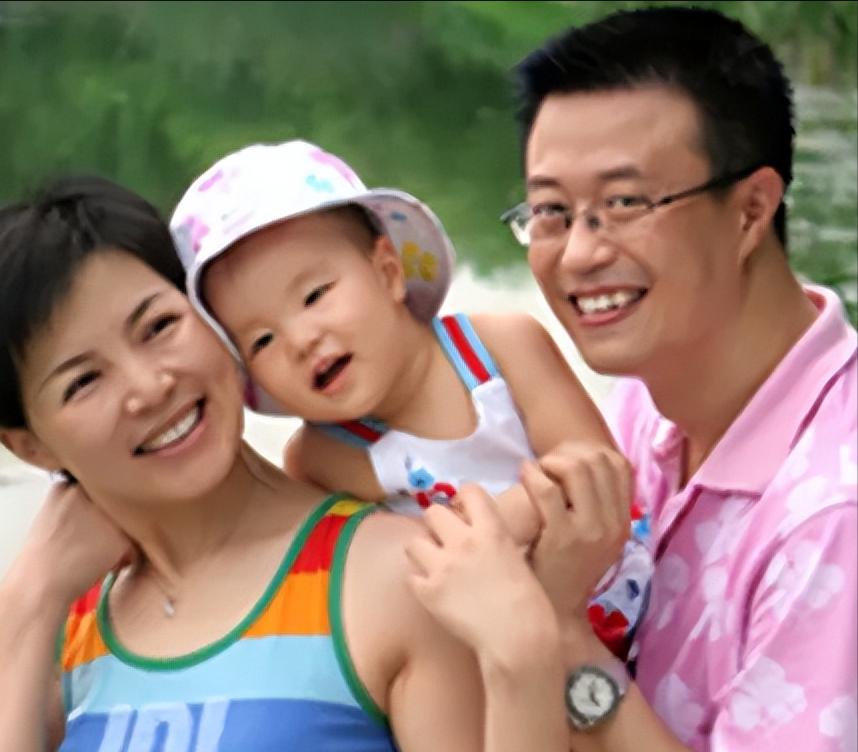 1999年，央视主持人白燕升和周佳刚新婚9个月，周佳突遭六级伤残，瘫痪在