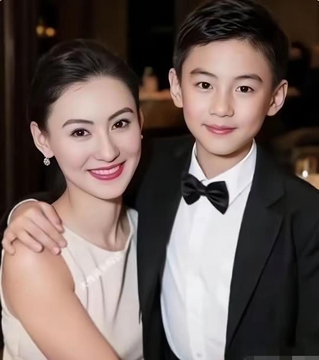 别再扒张柏芝的小王子了，那哪是什么解不开的谜，分明是她给自己焊的保护壳。谁都清楚