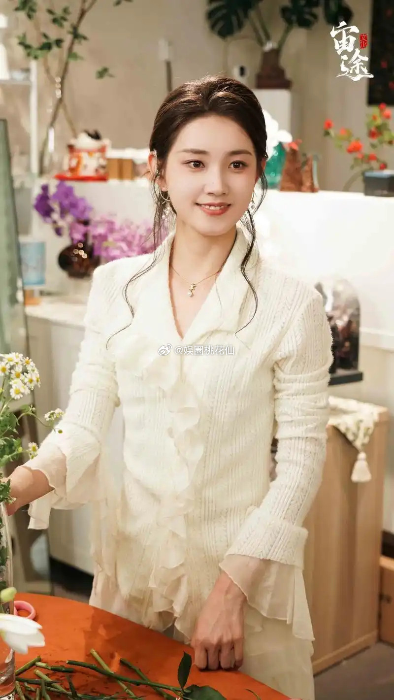 郭宇欣这阵儿悄没声儿地从长剧圈退回来了，又扎进了短剧赛道。不是她不想拼，实在是长