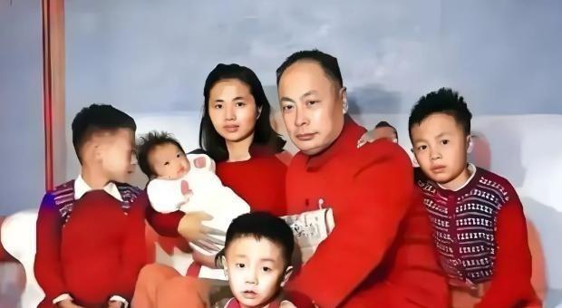 1951年这张全家福里，50岁的元帅陈毅已微微发福，他侧身搂住的爱妻张茜，虽不到