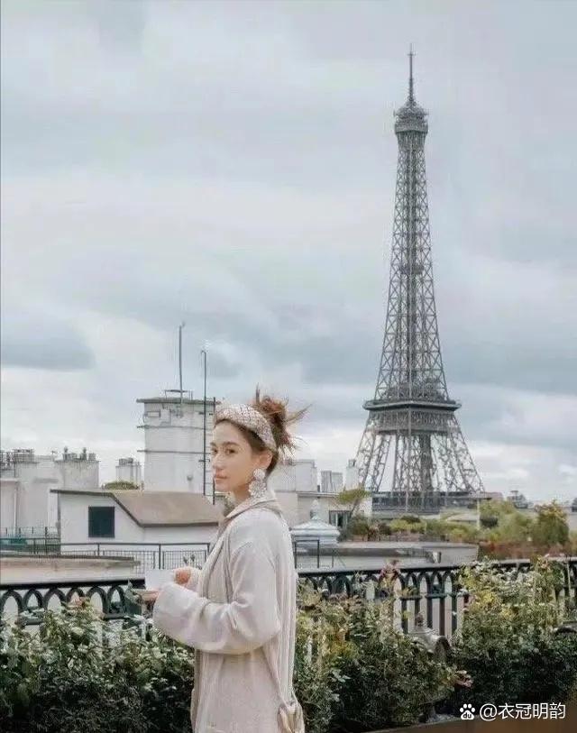 何超莲穿着自己设计的睡衣，真是有钱有才华，上帝忘记给她关门了