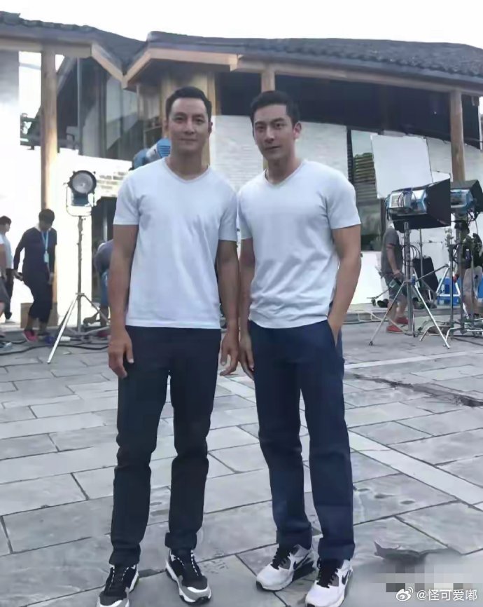 右边的这个帅小伙是吴彦祖的替身。是不是有几分年轻时阿祖的风采？​​​