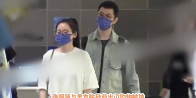 张靓颖和小5岁男友聚餐被拍，穿搭被吐槽臃肿邋遢，可我只看到了她眼里的松弛感！